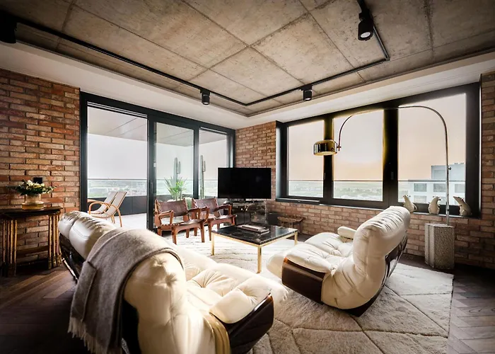 Sky21 Lux Stay With Pool, Gym, Spa & City Views